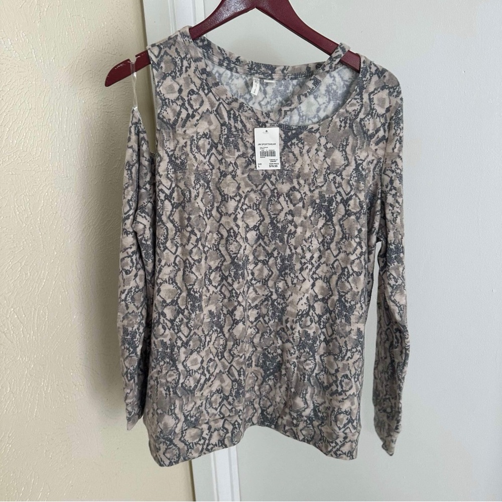 Cato Women’s split shoulder/off the shoulder top Large *New with Tags*